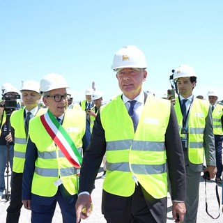 Urso: "Prima pietra per far diventare Brindisi polo della transizione Urso: "Prima pietra per far diventare Brindisi polo della transizione
