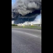 Ucraina colpisce la raffineria di Mosca, l'attacco con droni tra le auto