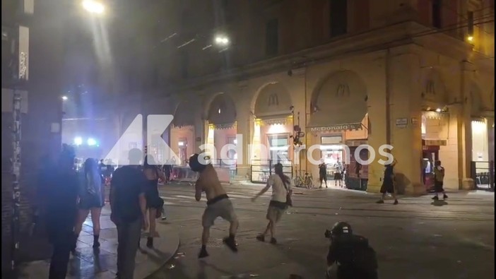 Scontri a Bologna, poliziotto ferito: "Guerriglia urbana gratuita" Scontri a Bologna, poliziotto ferito: "Guerriglia urbana gratuita"
