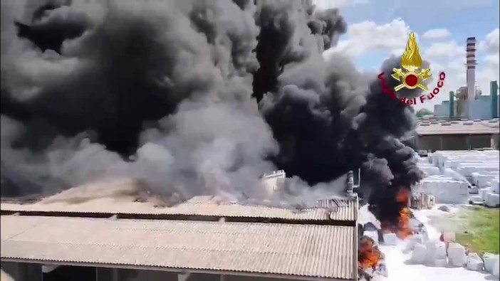 Incendio nello stabilimento Versalis a Mantova, colonna di fumo nero