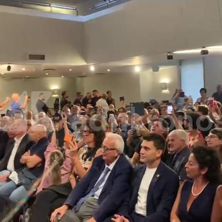 Torino, una donna contesta Vannacci e viene allontanata. Lui: "È antidemocratica" Torino, una donna contesta Vannacci e viene allontanata. Lui: "È antidemocratica"