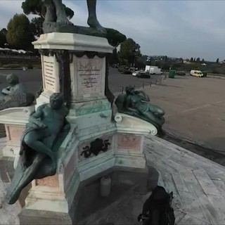Bombola di gas sotto la copia del David a Firenze, il video delle operazioni degli artificieri