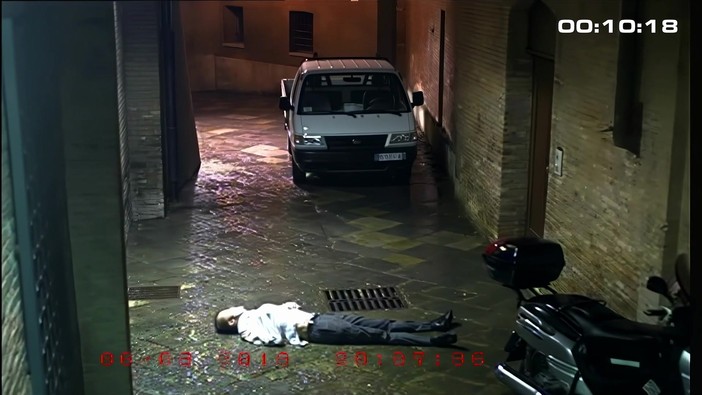 Morte David Rossi, ricostruzione Ris dimostra che c'era qualcuno a ingresso vicolo