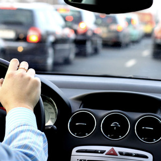 persona al volante di un'auto