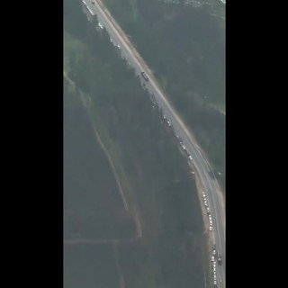 Russia in fila per la benzina, la coda infinita di auto Russia in fila per la benzina, la coda infinita di auto