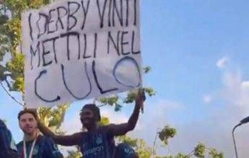 "I derby mettili nel c...": Procura Figc apre fascicolo su striscione anti-Milan di Thuram nella festa scudetto dell'Inter "I derby mettili nel c...": Procura Figc apre fascicolo su striscione anti-Milan di Thuram nella festa scudetto dell'Inter