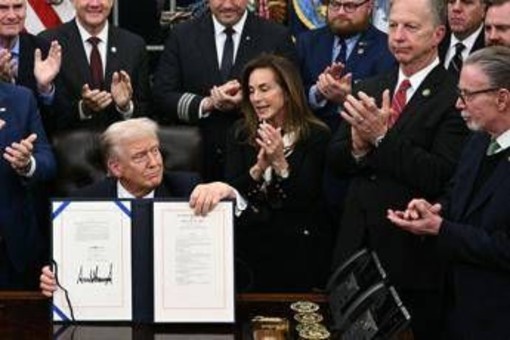 Trump firma la legge, finisce lo shutdown più lungo della storia Trump firma la legge, finisce lo shutdown più lungo della storia