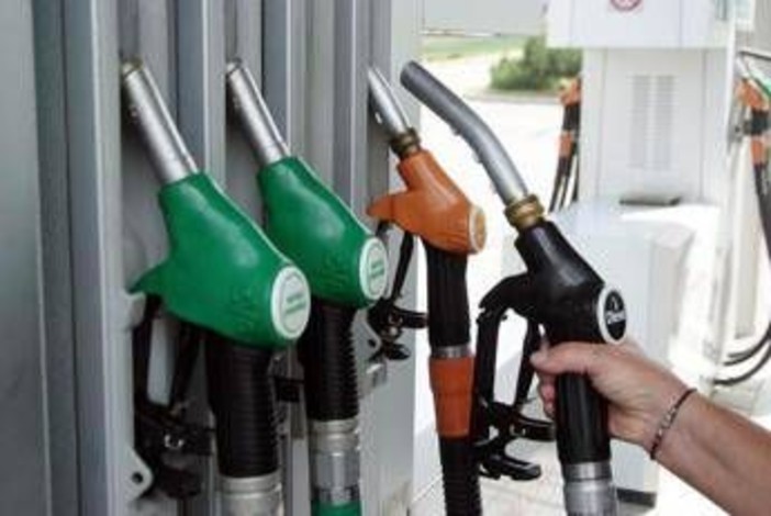 Diesel, prezzo ai massimi da 4 anni: quanto costa al litro Diesel, prezzo ai massimi da 4 anni: quanto costa al litro