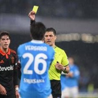 Olivera abbatte Smolcic, arbitro assegna rigore. Conte chiede un rosso: caos in Napoli-Como