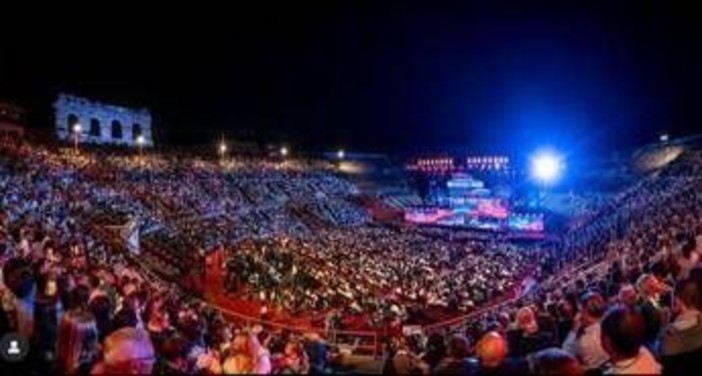 Carlo Conti, l'appello alla pace ai Tim Music Awards: &quot;Questi gli unici droni che ci piacciono&quot;