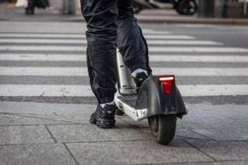Monopattini, dal 16 maggio scatta obbligo targa e assicurazione: multe fino a 400 euro
