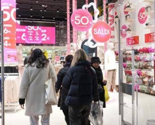 Saldi invernali 2026, dalla Lombardia al Lazio: quando iniziano Saldi invernali 2026, dalla Lombardia al Lazio: quando iniziano