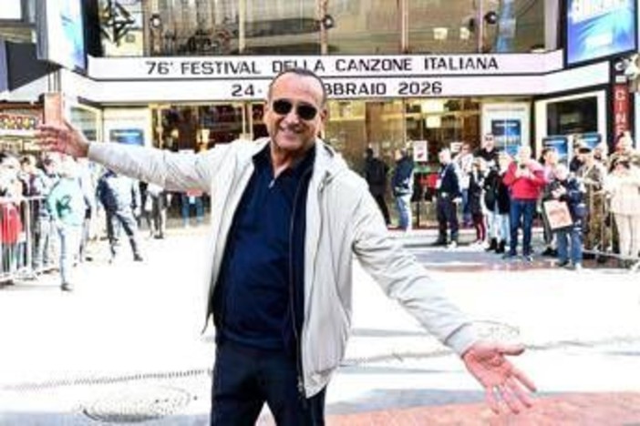 Sanremo, Carlo Conti batte il cinque: Festival 2026 tra prime volte e autocelebrazione Sanremo, Carlo Conti batte il cinque: Festival 2026 tra prime volte e autocelebrazione