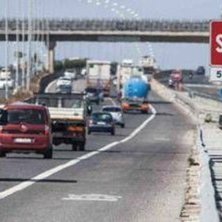 A piedi di corsa sul Grande Raccordo Anulare, uomo salvato da due poliziotti A piedi di corsa sul Grande Raccordo Anulare, uomo salvato da due poliziotti