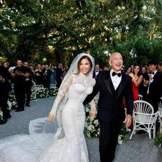 Nozze Bezos, Lauren Sánchez svela nuovo cognome e abito da sposa su Instagram