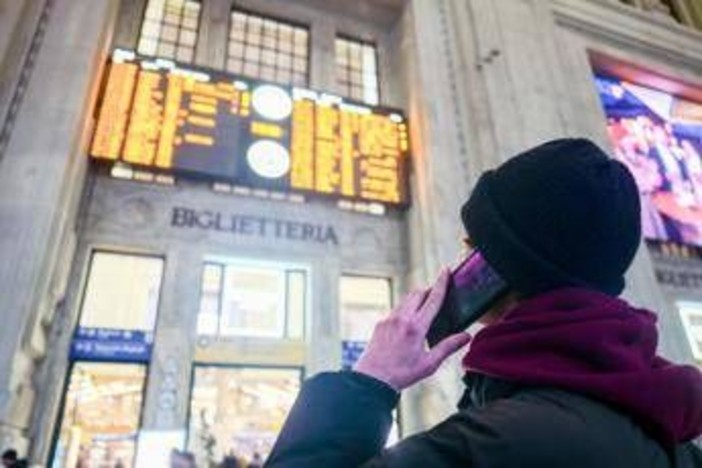 Caos treni alla Vigilia di Natale, guasto a nodo ferroviario di Napoli e ritardi di oltre un'ora su Alta Velocità e Intercity Caos treni alla Vigilia di Natale, guasto a nodo ferroviario di Napoli e ritardi di oltre un'ora su Alta Velocità e Intercity