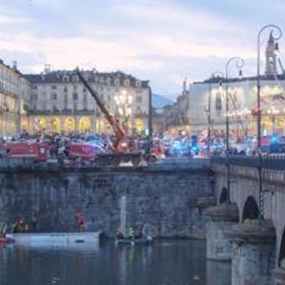 Pullman precipitato nel Po a Torino, autopsia sull'autista per chiarire le cause della morte