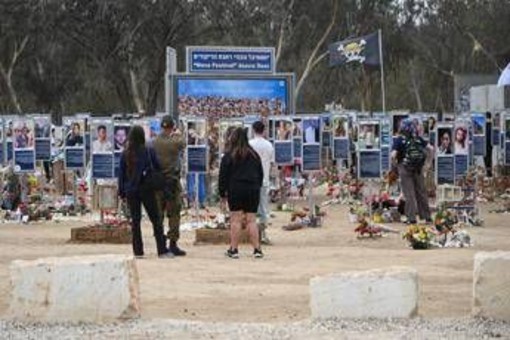 Israele, i due volti del 7 ottobre: sopravvissuti e familiari si riuniscono il giorno del massacro, il governo il 5 Israele, i due volti del 7 ottobre: sopravvissuti e familiari si riuniscono il giorno del massacro, il governo il 5
