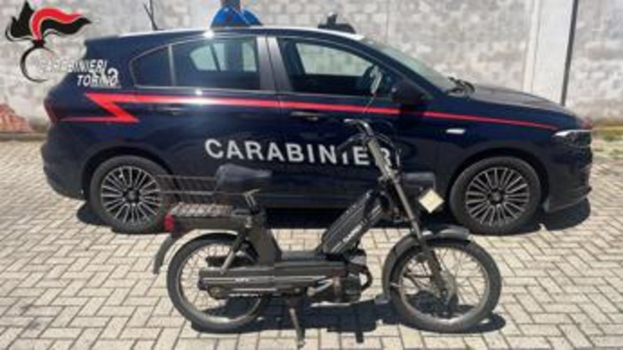 Torino, motorino rubato nel 1984: ritrovato e restituito al proprietario 42 anni dopo Torino, motorino rubato nel 1984: ritrovato e restituito al proprietario 42 anni dopo