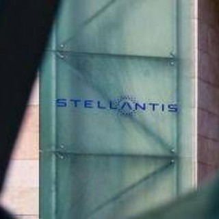 Effetto dazi per Stellantis, scivola a Piazza Affari: 2,3 miliardi di perdite