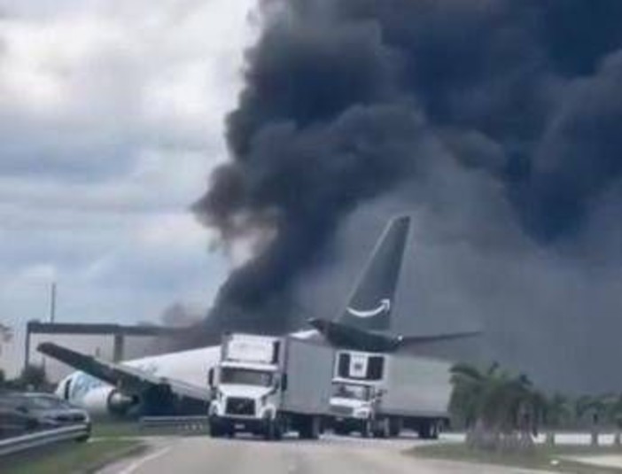 Aereo Boeing 767 cargo di Amazon esce di pista, si schianta e prende fuoco a Miami: "Almeno 5 morti"