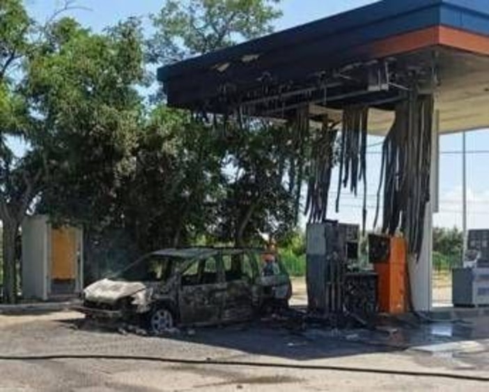 Cosenza, strage di migranti sulla Ss 106: 4 corpi carbonizzati in auto. Si indaga per omicidio