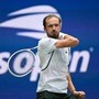 Due uccelli sulla rete e arbitro annulla il punto: furia Medvedev a US Open