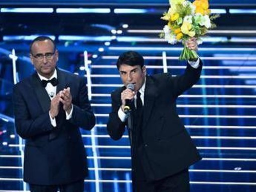 Sanremo 2026, Sal Da Vinci: dalla standing ovation alle lacrime sul palco Sanremo 2026, Sal Da Vinci: dalla standing ovation alle lacrime sul palco