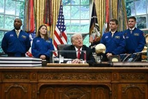 Usa-Iran, Trump: "Avanti tutta con blocco navale". Teheran: "Vuole strangolarci"