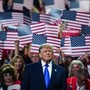 Trump, comizio show di due ore a Dallas: "5mila dollari a ogni americano se i Repubblicani vincono i midterm"