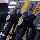 Carburanti, da oggi il taglio delle accise scende a 5 centesimi: "Pieno di gasolio costerà 3 euro in più" Carburanti, da oggi il taglio delle accise scende a 5 centesimi: "Pieno di gasolio costerà 3 euro in più"