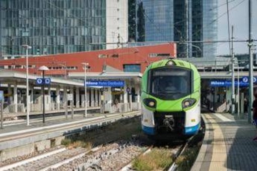 Milano, giovane investita da treno a Porta Garibaldi: solo lievi ferite