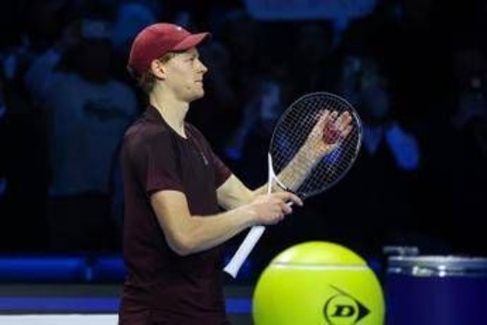 Atp Finals, Sinner serve troppo forte e... rompe la racchetta contro Shelton Atp Finals, Sinner serve troppo forte e... rompe la racchetta contro Shelton