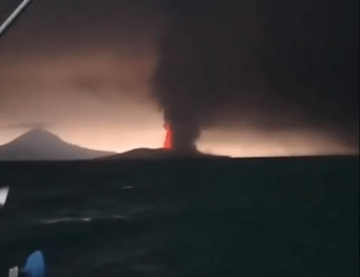 Indonesia, erutta il vulcano Anak Krakatau: chiusi quattro aeroporti, disagi per oltre 270mila passeggeri