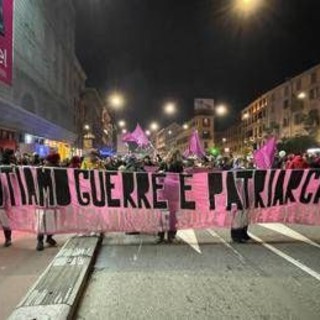 Violenza sulle donne, cortei a Milano e Torino con omaggio a Ornella Vanoni