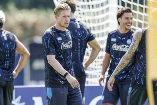 Napoli, De Bruyne come... Maradona: palleggia di stinco e incanta i tifosi