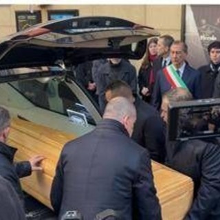 Ornella Vanoni, feretro arriva tra gli applausi al Piccolo Teatro: apre camera ardente a Milano Ornella Vanoni, feretro arriva tra gli applausi al Piccolo Teatro: apre camera ardente a Milano