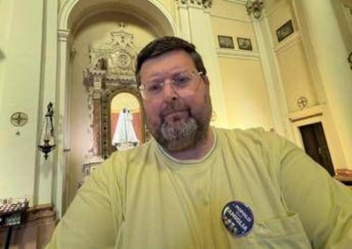 Adinolfi arrestato: "Mi portano in carcere perché scrivo su Facebook" Adinolfi arrestato: "Mi portano in carcere perché scrivo su Facebook"