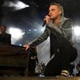 Robbie Williams e lo sfogo sulla malattia dei genitori: &quot;Non sono pronto per questo&quot;