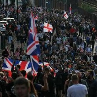 "Non respiro", polizia non crede a 18enne accoltellato a morte: caso scuote la politica, proteste in Gb