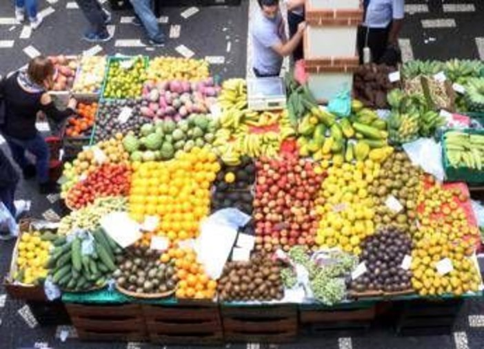 Trump abbassa dazi su carne, banane, caffè e pomodori Trump abbassa dazi su carne, banane, caffè e pomodori