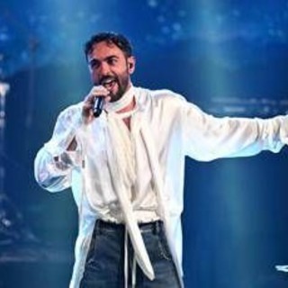 Marco Mengoni e la bimba di pochi mesi al concerto: &quot;Tua mamma è una pazza&quot;