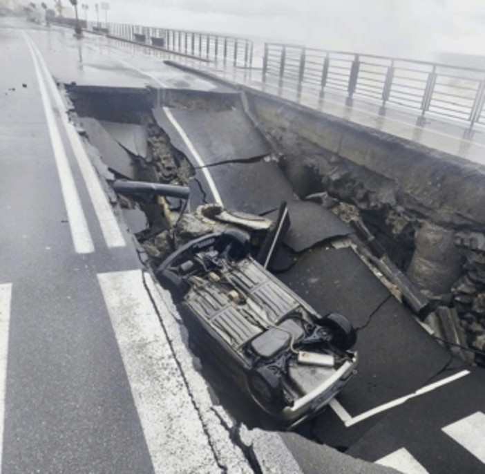 Maltempo in Sicilia, anziano viola divieto di transito e finisce in una voragine Maltempo in Sicilia, anziano viola divieto di transito e finisce in una voragine