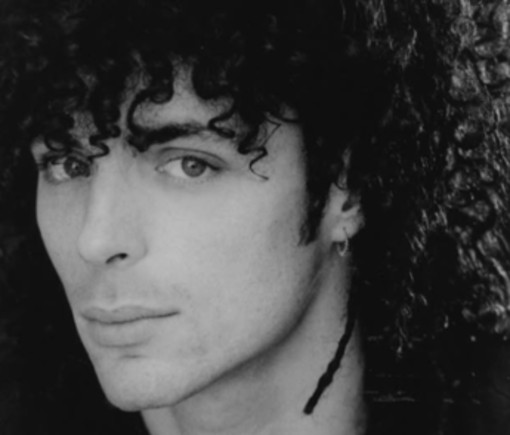 Alex Britti prima dei '7000 caffè': spunta la foto del 1994, ricci e sguardo intenso Alex Britti prima dei '7000 caffè': spunta la foto del 1994, ricci e sguardo intenso