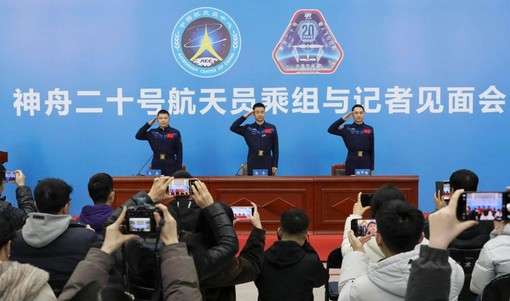 Cina, conferite medaglie ai tre astronauti della missione Shenzou-20