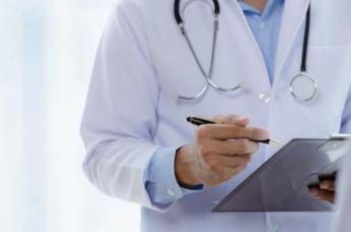 Uno studio svela i pericoli delle maniche lunghe negli ospedali, perché è meglio evitarle