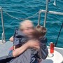 Bimbo di 5 anni e nonna trascinati al largo con il materassino - Video
