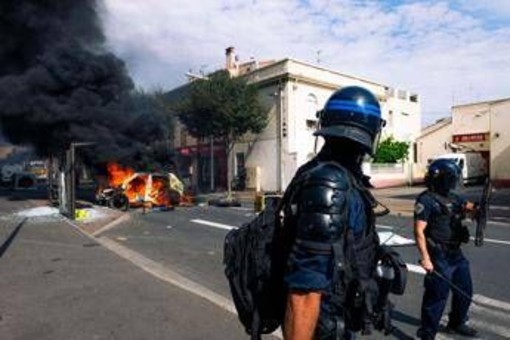 Infiamma la protesta degli studenti in Francia: incendio in una scuola a Metz, fermato 15enne per aggressione Infiamma la protesta degli studenti in Francia: incendio in una scuola a Metz, fermato 15enne per aggressione