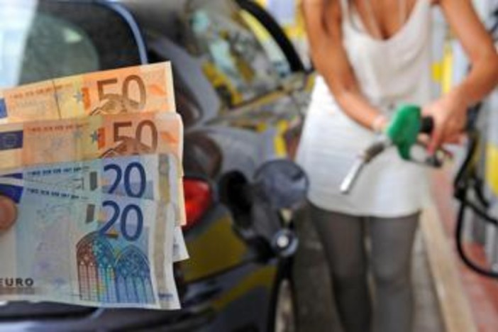 Carburanti, salgono ancora i prezzi di benzina e diesel: gasolio self a 1,941 euro al litro Carburanti, salgono ancora i prezzi di benzina e diesel: gasolio self a 1,941 euro al litro