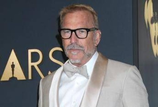 Kevin Costner, costumi non pagati per 440mila dollari: citato in giudizio Kevin Costner, costumi non pagati per 440mila dollari: citato in giudizio